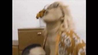 穿着内衣的俄罗斯祖母...