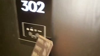 这个热辣的视频中,绿...