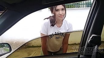 18岁的女孩第一次从...