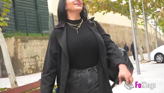 一个大奶妹在马德里做性爱之旅,大方展示她的巨乳。