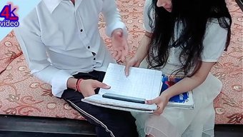 一个大学女生正在舔男...