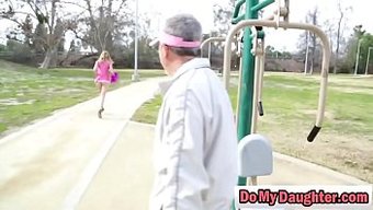 可爱的校女给一个老男人口交