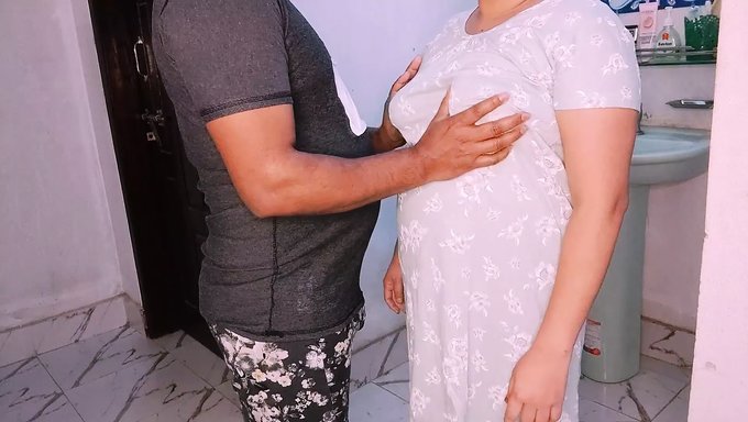 天然乳房的年轻女孩在热辣的性爱场景中与她的亲戚做爱