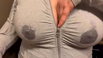 丰满的美女被挤奶和挤奶