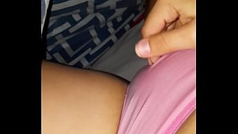 拉丁裔少女的早晨独自玩耍