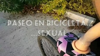 体验骑着假阳具的快感