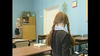 俄罗斯女学生被老师和...