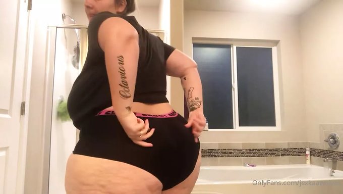 巨大的屁股屁股和大自然的乳房在jumbo的屁股里