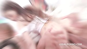 两个穿着丝袜的美丽金...