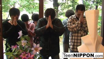 日本女孩的独奏和与朋...