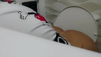 拉丁裔继母的惊人屁股...