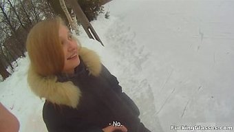 戴眼镜的熟女在这个欧...