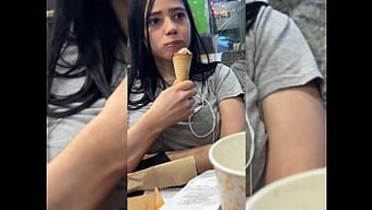 情侣在这个业余视频中...