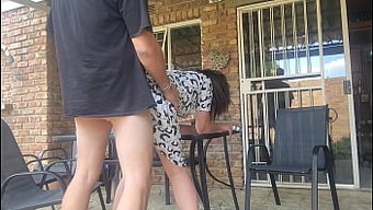 小胸邻居在户外分享亲密时刻