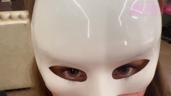 年轻的拉丁女孩对大棕屌疯狂