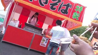 从后面射精:淫荡女孩...