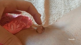 紧身金发少女享受湿润...