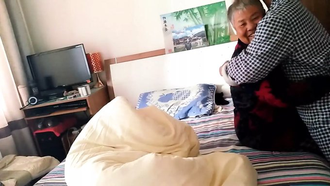 成熟女人的阴道被填满