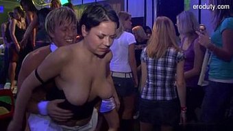 牛仔女孩的屁股:肛交...