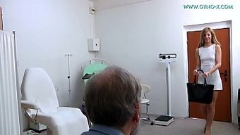 纹身的芭芭拉拜访医生办公室