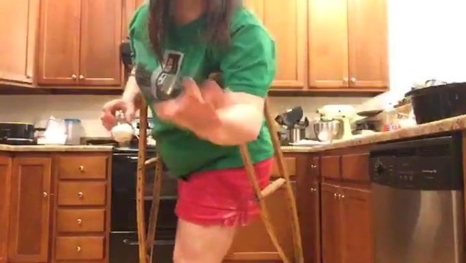 厨房最热门:大奶子和多毛熟女的截肢者