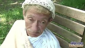 与皱巴巴的老男人肛交...