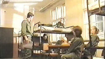 经典军事女同性恋场景...