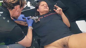纹身的熟女为她的丈夫口交