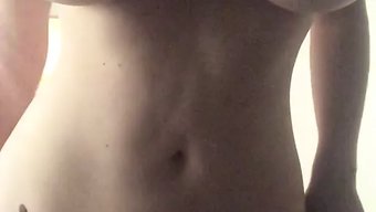 书呆子炫耀他的肌肉发...