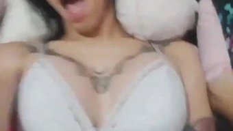 两个拉丁美洲人妖参与肛交