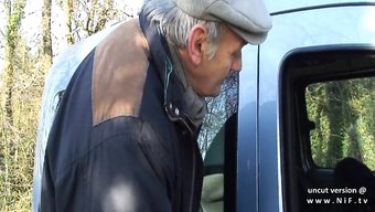 业余棕发女郎被两个男...