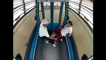 与一对同性恋情侣一起...