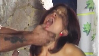 一个惊人的红发熟女在...