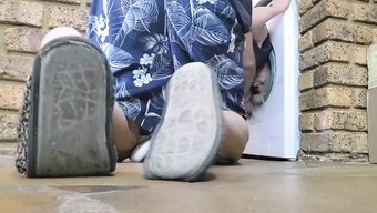 业余情侣用手指探索他...
