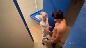 公共裸体和真实鸡巴的...