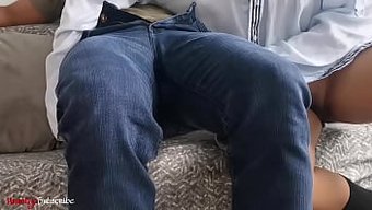 被抓住的年轻女孩自慰...