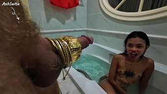 年轻美女在浴室里给金...