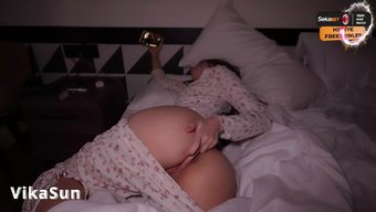 小胸的棕发妞湿透了,...