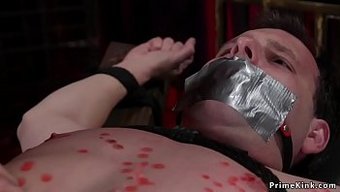 Bdsm顺从者接受假阳具