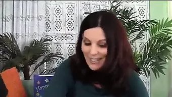 大胸部的熟女被丈夫粗暴地操