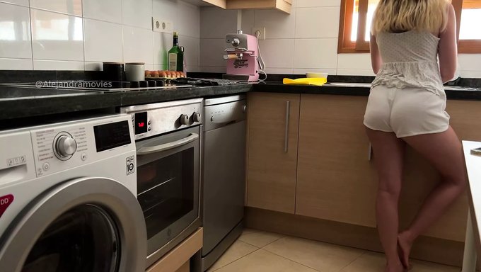 继父在厨房里抓住我,开始抚摸我年轻的阴部