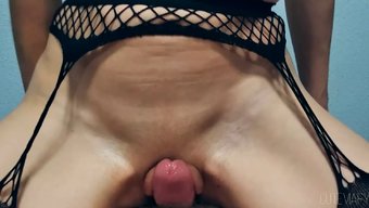 少女湿润的阴户被摩擦...