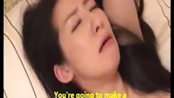 大胸部的日本妈妈给继...