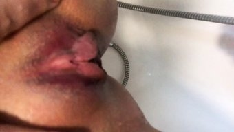 性交后,他给她一个感...