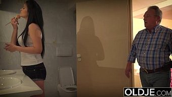 少女男友在宿舍房间里...