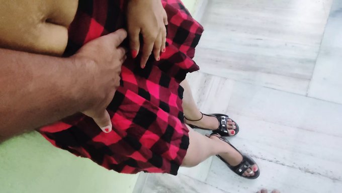 印度女人热情地吮吸和吞咽我的黑鸡巴