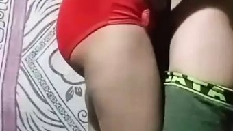 妻子和朋友互相用手指刺激