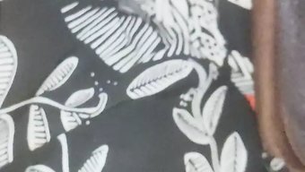 Desi女孩自慰并吃...