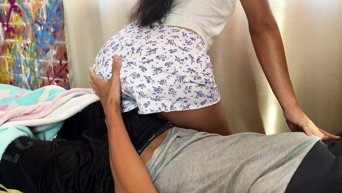 最好的朋友的男友被一个美丽的少女狠狠地操了他的屁股