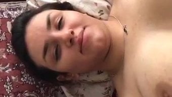 大胸部色情片,跨种族三人行